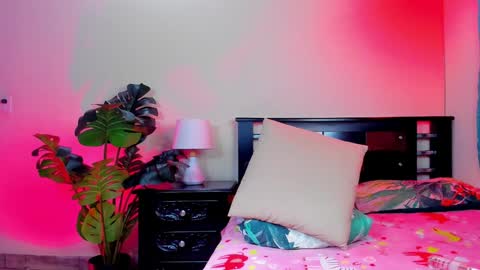 Snapshot of esmeralda_h chatting on January 19, 12:28 am K E Y R A independent model online show from January 19, 12:28 am