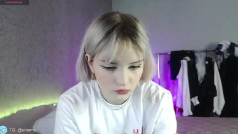 Snapshot of esmevelvet chatting on May 17, 12:23 pm Esme online show from May 17, 12:23 pm