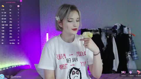 Snapshot of esmevelvet chatting on May 18, 12:00 pm Esme online show from May 18, 12:00 pm