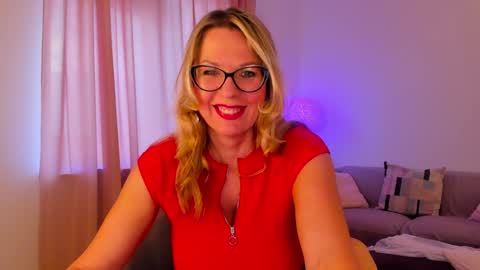 Esmi online show from December 6, 1:55 pm