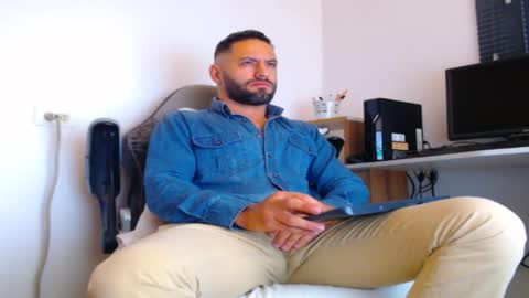 Snapshot of esteban7984068 chatting on December 20, 3:08 pm esteban online show from December 20, 3:08 pm