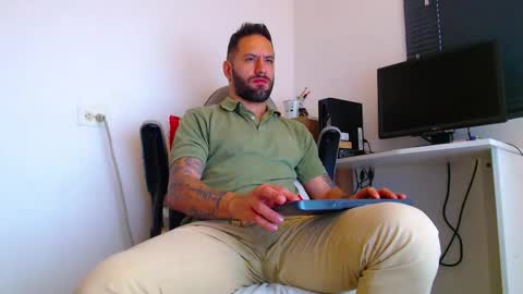 Snapshot of esteban7984068 chatting on January 7, 3:36 pm esteban online show from January 7, 3:36 pm