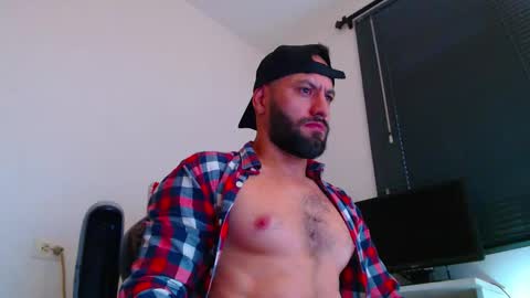 Snapshot of esteban7984068 chatting on January 15, 4:00 pm esteban online show from January 15, 4:00 pm