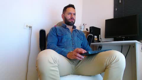 esteban online show from April 3, 4:05 pm