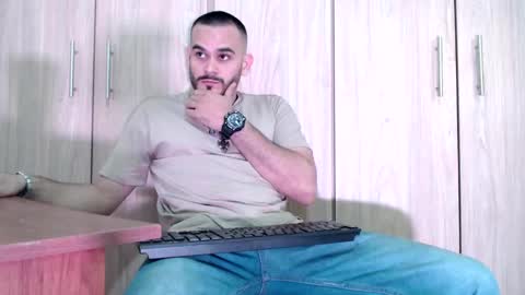 Snapshot of esteban_fer chatting on February 28, 12:43 am Esteban Fernandez online show from February 28, 12:43 am