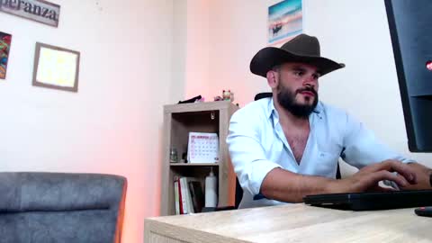 Esteban Fernandez online show from May 4, 4:52 am