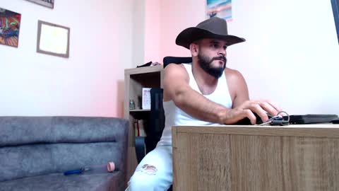 Esteban Fernandez online show from May 6, 12:21 pm