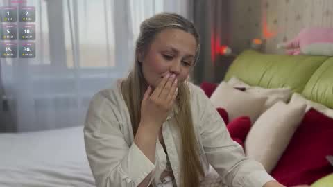 Snapshot of estella_elwood chatting on March 11, 5:35 am Estella online show from March 11, 5:35 am