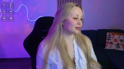 Snapshot of estella_elwood chatting on March 23, 7:29 pm Estella online show from March 23, 7:29 pm