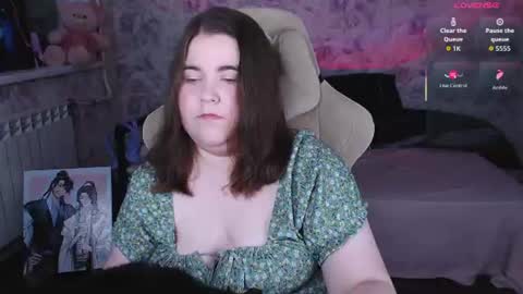 Snapshot of estelle_hicks chatting on June 16, 7:27 pm estelle_hicks online show from June 16, 7:27 pm