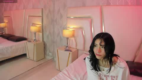 Snapshot of esthervalliere chatting on April 6, 1:45 pm online show from April 6, 1:45 pm