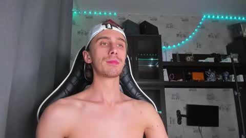 Snapshot of esthetics_boys chatting on September 26, 7:51 pm LOUIS online show from September 26, 7:51 pm