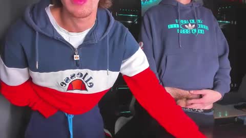 Snapshot of esthetics_boys chatting on November 1, 7:16 pm LOUIS online show from November 1, 7:16 pm