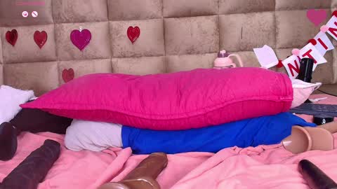 Snapshot of estrella_hanks_ chatting on February 7, 6:02 pm Estrella online show from February 7, 6:02 pm