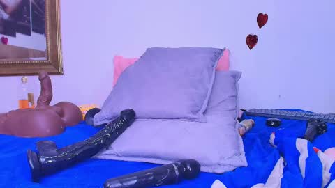 Snapshot of estrella_hanks_ chatting on February 22, 6:08 pm Estrella online show from February 22, 6:08 pm