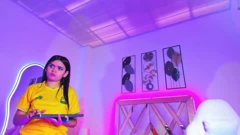 Estrella  online show from February 10, 1:15 pm