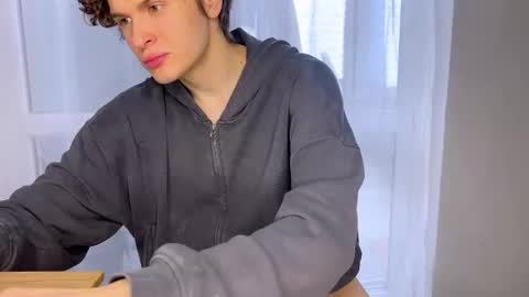 Snapshot of estremecerse chatting on March 21, 8:19 am Alex online show from March 21, 8:19 am