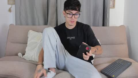 Snapshot of etham_wolf1 chatting on April 1, 5:21 pm etham_wolf1 online show from April 1, 5:21 pm