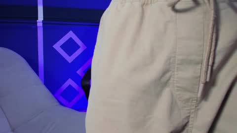 Snapshot of etham_wolf_ chatting on October 8, 6:27 pm Etham online show from October 8, 6:27 pm