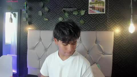 Snapshot of ethan_westt chatting on May 18, 9:42 pm Ethan online show from May 18, 9:42 pm