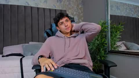 ethanlowell online show from September 10, 5:07 am