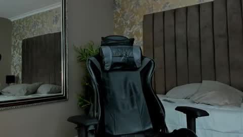 ethanlowell online show from September 27, 5:56 am