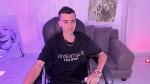 Snapshot of ethann_boy chatting on March 18, 8:56 pm Ethan Boy online show from March 18, 8:56 pm