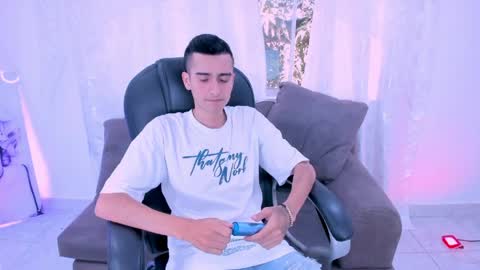 Snapshot of ethann_boy chatting on April 2, 12:58 pm Ethan Boy online show from April 2, 12:58 pm