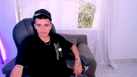 Snapshot of ethann_boy chatting on April 3, 8:29 pm Ethan Boy online show from April 3, 8:29 pm