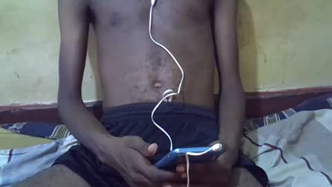 Snapshot of etrar_largedick chatting on February 13, 1:29 am etrar_largedick online show from February 13, 1:29 am