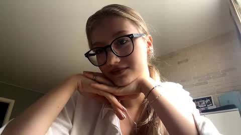 Mia online show from October 17, 11:35 am