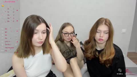 Snapshot of eumomino chatting on February 27, 1:05 am Veronica Tiia Lilith left to right online show from February 27, 1:05 am