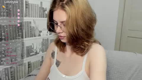 Veronica Tiia Lilith left to right online show from February 20, 3:23 pm