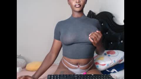 Snapshot of euphoric_cosmos chatting on December 17, 12:49 am euphoria online show from December 17, 12:49 am