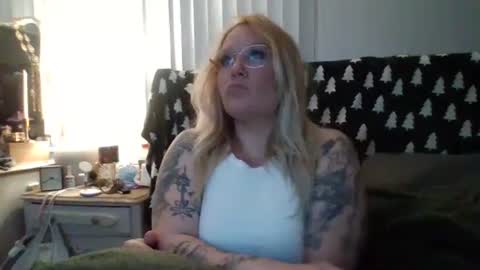 Snapshot of euphoric_desires_pillowtalk chatting on February 21, 8:40 am Hunter and Linzzy online show from February 21, 8:40 am