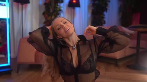 Snapshot of eva_fashionista chatting on October 10, 3:05 am Eva online show from October 10, 3:05 am