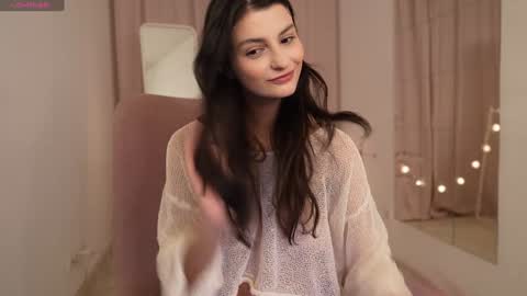 EVA  online show from December 8, 4:07 pm