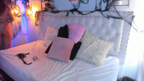 Evaa  online show from November 3, 5:03 pm