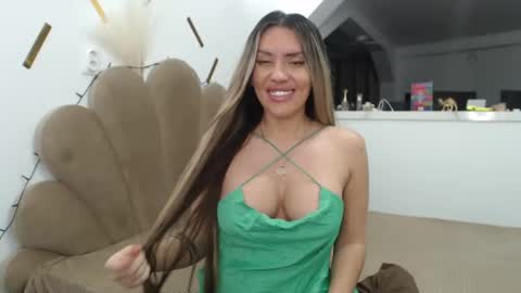 Snapshot of evabomb chatting on December 11, 11:32 pm EvaBomb online show from December 11, 11:32 pm