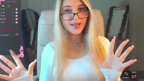 Snapshot of evacadooo chatting on December 22, 2:39 am Eva online show from December 22, 2:39 am