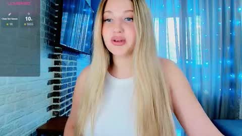 Snapshot of evacadooo chatting on October 19, 9:43 am Eva online show from October 19, 9:43 am