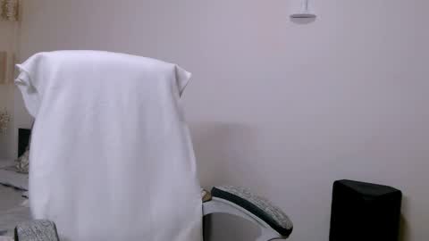 Snapshot of evadesireone chatting on April 1, 4:59 pm EvadesireONE online show from April 1, 4:59 pm