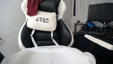 Snapshot of evans_king chatting on February 3, 3:38 pm Evan online show from February 3, 3:38 pm