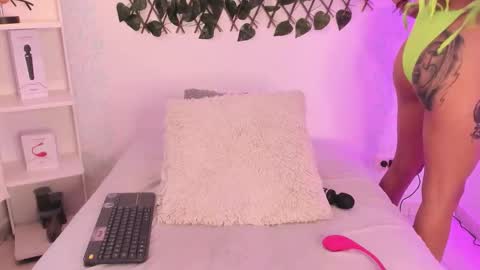 Snapshot of evaritz__ chatting on February 28, 5:03 pm EVARITZ online show from February 28, 5:03 pm