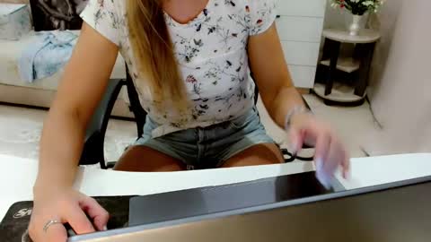 Snapshot of evelove33 chatting on October 3, 4:59 pm evelove online show from October 3, 4:59 pm