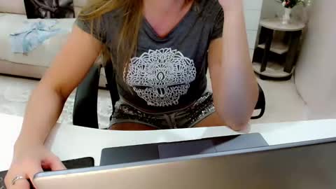 Snapshot of evelove33 chatting on October 11, 5:11 pm evelove online show from October 11, 5:11 pm