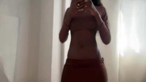 E V E L Y N  online show from February 16, 9:44 pm