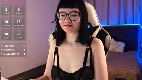 Snapshot of evelyn_m00n chatting on March 16, 11:25 am im Eve dont forget give my thumbs up online show from March 16, 11:25 am