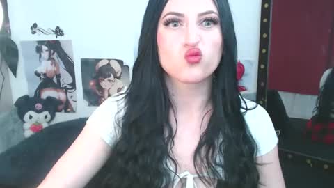 Snapshot of evelyn_sheeran chatting on December 15, 5:34 am Julieta online show from December 15, 5:34 am