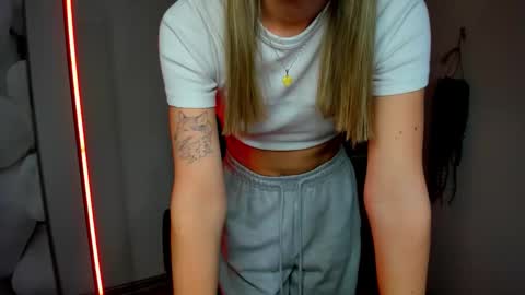 evelynblond online show from December 3, 1:42 pm